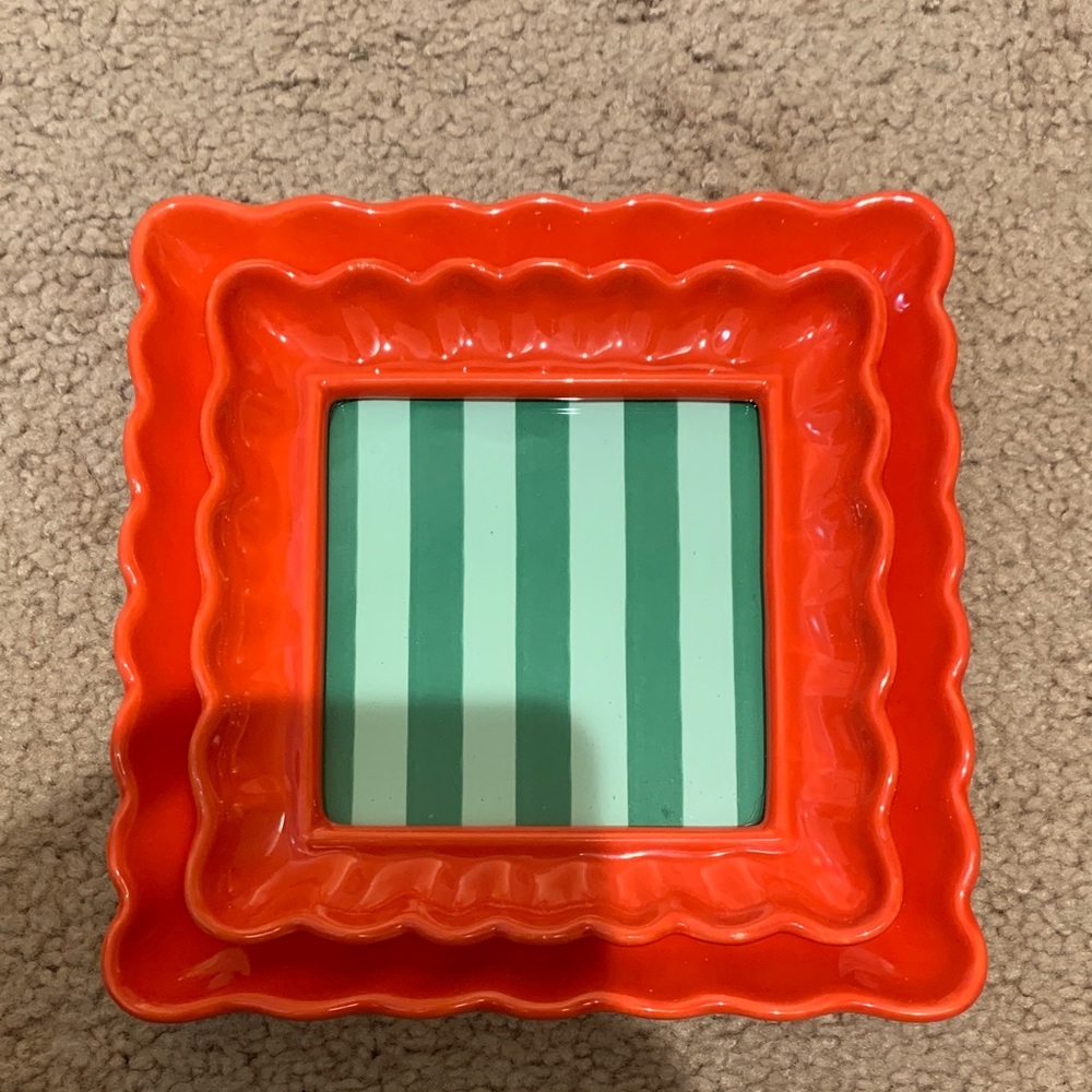 Meave scalloped stoneware picture frame in red 4x4